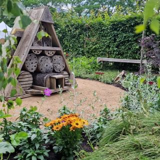 Alternative text should describe the visual content of the image.