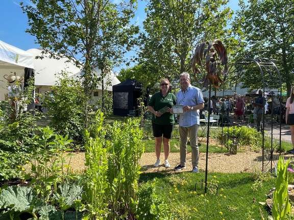 Alternative text should describe the visual content of the image.